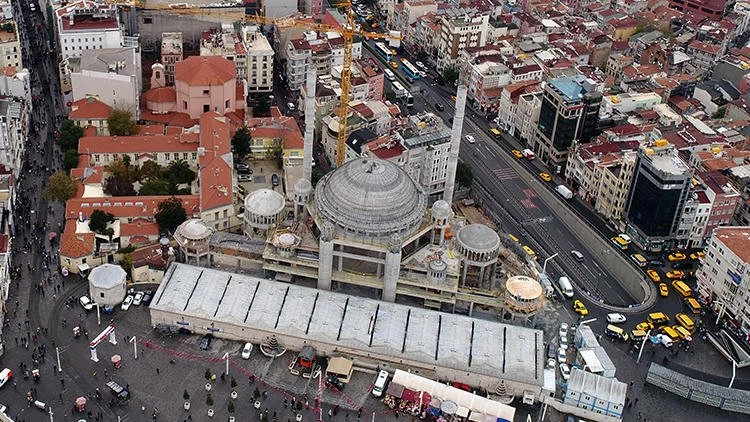 Ομολογούν ότι έχτισαν το τζαμί του Ταξίμ Κωνσταντινούπολης για να… κρύψουν την εκκλησία της Αγίας Τριάδας